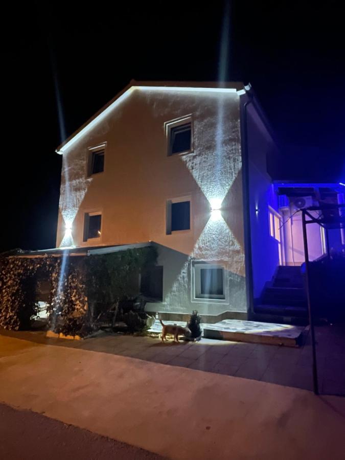 Apartments Frigan Maslenica Exteriör bild